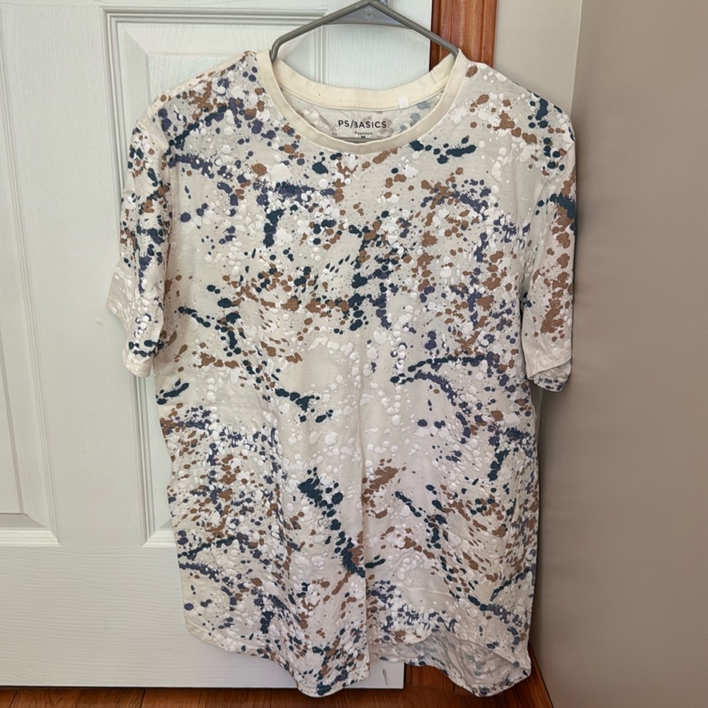 Men’s paint splatter scallop fit t-shirt, size medium